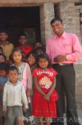 Pastor Navashen sang about Jesus' love - Gospel for Asia - KP Yohannan