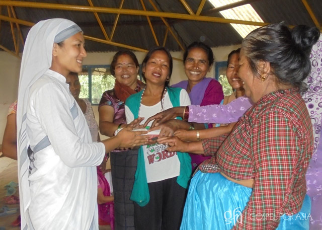 Women present gift to Sister of Compassion woman
